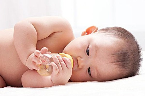 4-5个月宝宝喂养方法 需增加宝宝含铁辅食